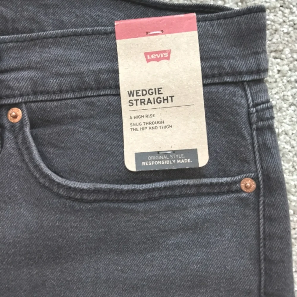 NWT 24W Levi's Wedgie Straight Distressed Jeans - Picture 7 of 14